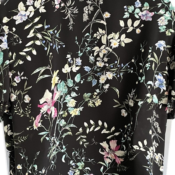 Adorable Tahari Shirt Blouse Size XL Black Floral Button Up Short Sleeve Top - Picture 3 of 6